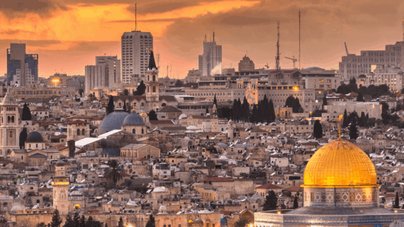 Tour Aqsa Mesir Jordan vs Umrah Plus Dubai – Mana yang Lebih Cocok untuk Anda?